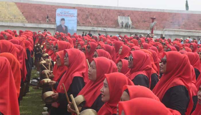 Wow! Pagelaran Talempong Pacik Dharmasraya Pecahkan Rekor Dunia 2 1.690 perempuan secara bersamaan melakukan pagelaran talempong pacik di Sport Center, Koto Padang, Kecamatan Koto Baru, Kabupaten Dharmasraya, Sumatera Barat