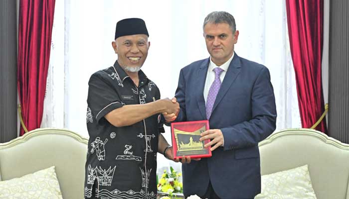 Dubes Rumania Bahas Sejumlah Rencana Kerjasama dengan Gubernur Sumbar 2 Gubernur Sumbar, Mahyeldi bertukar cinderamata dengan Dubes Rumania