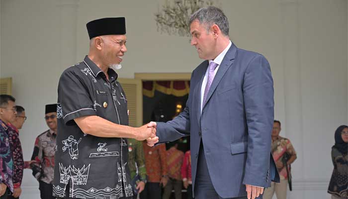 Dubes Rumania Bahas Sejumlah Rencana Kerjasama dengan Gubernur Sumbar 3 Gubernur Sumbar, Mahyeldi bersama Dubes Rumania Dan Adrian Bălănescu