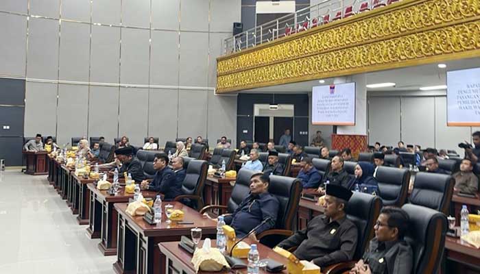 DPRD Kota Padang Tetapkan Pasangan Fadly Amran-Maigus Nasir sebagai Wako-Wawako Terpilih Pilkada 2024 3 DPRD Kota Padang menggelar Rapat Paripurna pengumuman penetapan pasangan calon terpilih Wali Kota dan Wakil Wali Kota terpilih Pilkada 2024