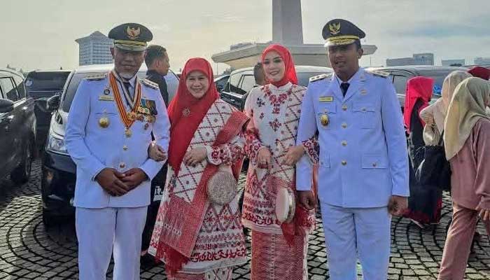 Mahyeldi - Vasko Ruseimy Resmi Menjadi Gubernur dan Wakil Gubernur Sumbar 2025-2030 4 Mahyeldi - Vasko Ruseimy bersama istri usai dilantik sebagai Gubernur dan Wakil Gubernur Sumbar periode 2025-2030