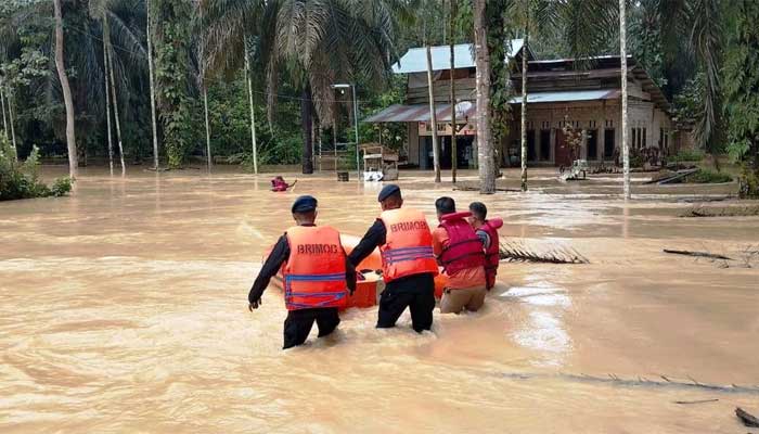 Tim Gabungan BPBD Kabupaten Dharmasraya evakuasi korban banjir di Kecamatan Timpeh