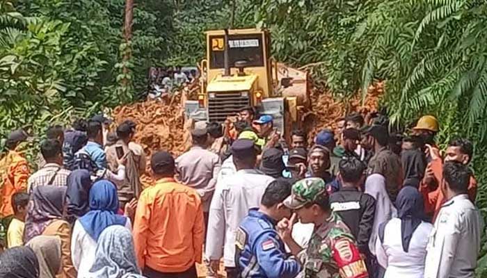 Bupati Dharmasraya Tinjau Lokasi Banjir dan Longsor di Kecamatan Sembilan Koto 2 Longsor Kecamatan Sembilan Koto, Kabupaten Dharmasraya