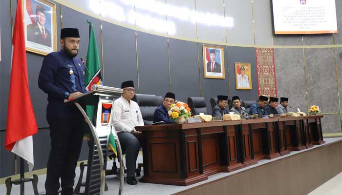 DPRD Padang Gelar Rapat Paripurna Sertijab dan Sambutan Perdana Wali Kota Periode 2025-2030 2 Wali Kota Padang, Fadly Amran sampaikan pidato sambutan perdana dalam rapat paripurna DPRD
