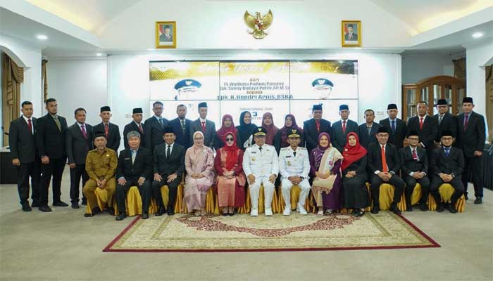 Wako Hendri dan Wawako Allex Ajak Sinergi dan Kolaborasi untuk Masa Depan Kota Padang Panjang 3 Foto bersama usai Sertijab Wali Kota Padang Panjang
