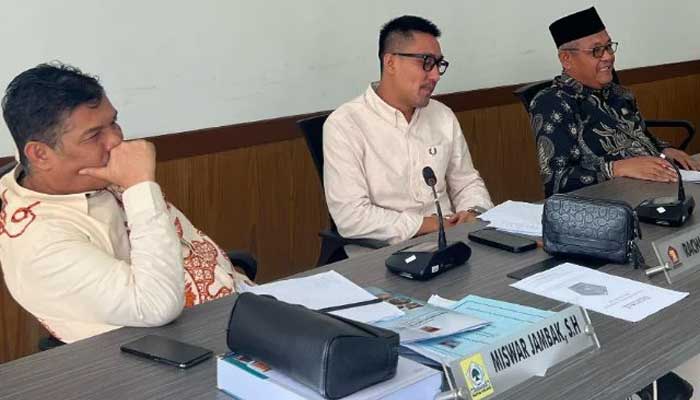 Pansus DPRD Kota Padang Bahas LKPJ Wali Kota TA 2024 2 Ketua Pansus II DPRD Kota Padang, Rachmad Wijaya memimpin rapat pembahasan LKPJ Wali Kota tahun anggaran 2024