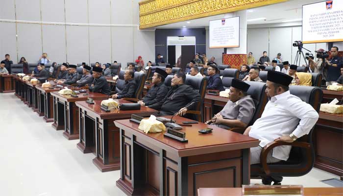 DPRD Padang Gelar Rapat Paripurna Sertijab dan Sambutan Perdana Wali Kota Periode 2025-2030 3 Anggota DPRD Kota Padang mengikuti rapat paripurna dengan serius