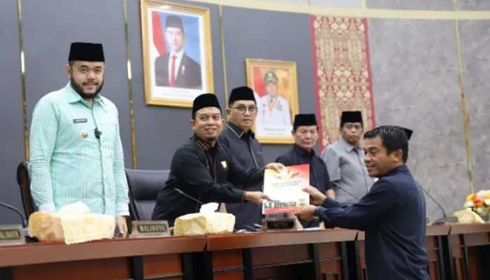 Gelar Dua Rapat Paripurna, DPRD Padang Berikan Rekomendasi terhadap LKPJ Wali Kota Tahun 2024 2 Ketua Fraksi PAN Rustam Effendi serahkan Dokumen Pandangan Akhir Fraksi kepada Ketua DPRD Kota Padang, Muharlion