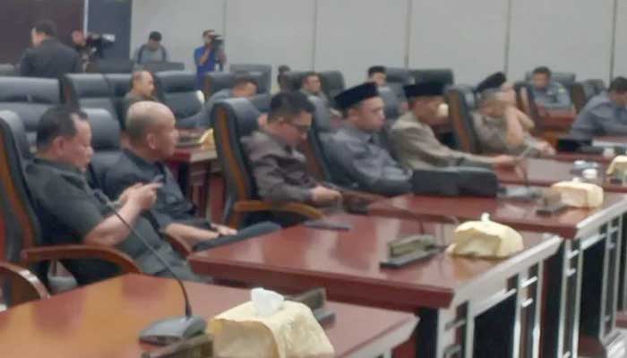 Gelar Dua Rapat Paripurna, DPRD Padang Berikan Rekomendasi terhadap LKPJ Wali Kota Tahun 2024 3 Anggota DPRD Kota Padang mengikuti rapat paripurna