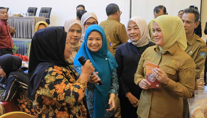 Wabup Deby Maryanti Apresiasi Hasil Produk Para Pelaku UMKM Bintan 2 Wabup Deby Maryanti saat Pelatihan Kewirausahaan bagi 90 pelaku usaha mikro Kabupaten Bintan