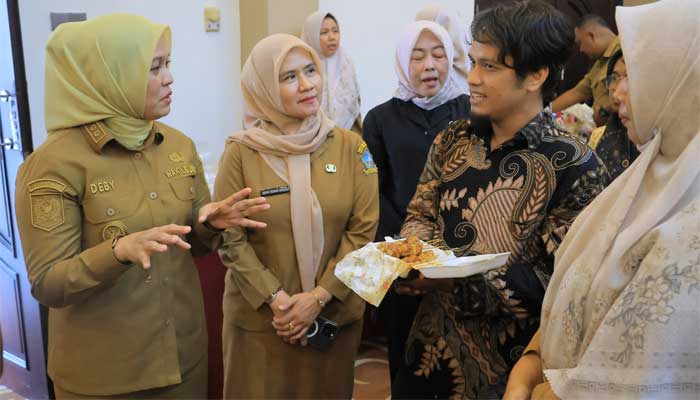 Wabup Deby Maryanti Apresiasi Hasil Produk Para Pelaku UMKM Bintan 3 Wabup Deby Maryanti saat Pelatihan Kewirausahaan bagi 90 pelaku usaha mikro Kabupaten Bintan