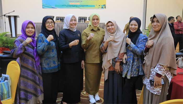 Wabup Deby Maryanti Apresiasi Hasil Produk Para Pelaku UMKM Bintan 4 Wabup Deby Maryanti saat Pelatihan Kewirausahaan bagi 90 pelaku usaha mikro Kabupaten Bintan