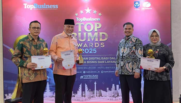 Direktur RSUD Achmad Muchtar, drg. Busril bersama Gubernur Sumbar, Mahyeldi terima penghargaan di Top BUMD Award 2025