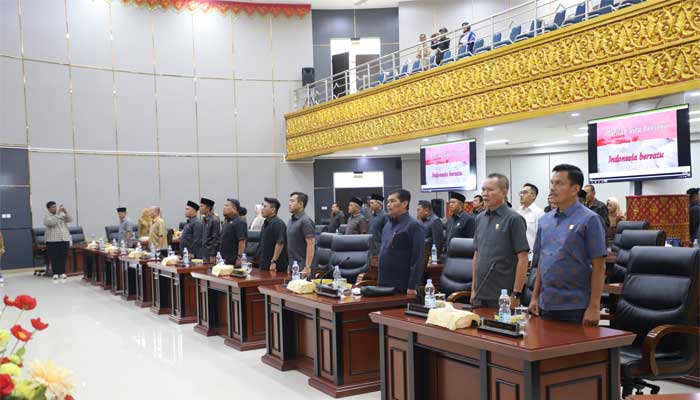 DPRD Kota Padang Terima Pengajuan Tiga Ranperda dari Pemko Padang 3 Anggota Dewan mengikuti rapat paripurna DPRD Kota Padang