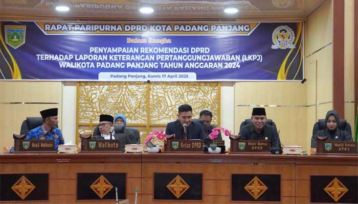 DPRD Kota Padang Panjang Sampaikan Isu Strategis dalam Rekomendasi LKPj Wali Kota 2024 2 Pimpinan Rapat Paripurna DPRD Kota Padang Panjang