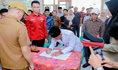 Bupati Gusnan Lantik Solihan Pergantian Antar Waktu Kepala Desa Suka Bandung 2