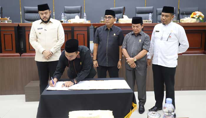 DPRD Kota Padang dan Pemko Sepakati Ranperda Penyertaan Modal Bank Nagari, PDAM dan Kepramukaan 2 DPRD Kota Padang dan Pemko Sepakati 3 Ranperda yakni Penyertaan Modal Bank Nagari, PDAM dan Kepramukaan