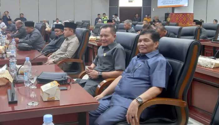 Anggota DPRD Kota Padang mengikuti Rapat paripurna penyampaian pendapat akhir fraksi-fraksi terhadap 3 Ranperda