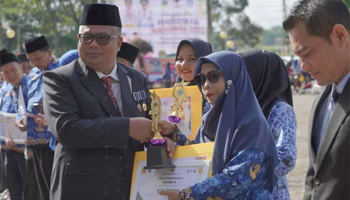 Momentum Hardiknas, Pemkab Solok Selatan Ajak Semua Pihak Perbaiki dan Tingkatkan Kualitas Pendidikan 3 Peringatan Hari Pendidikan Nasional (Hardiknas) di lingkungan Pemerintah Kabupaten Solok Selatan