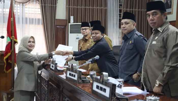 DPRD Kota Bukittinggi Gelar Rapat Paripurna Tiga Hari Berturut-turut, Ini yang Dibahas 2 Juru Bicara DPRD Bukittinggi, Dewi Anggraini sampaikan hantaran dua Ranperda inisiasi, Selasa 10 Juni 2025.