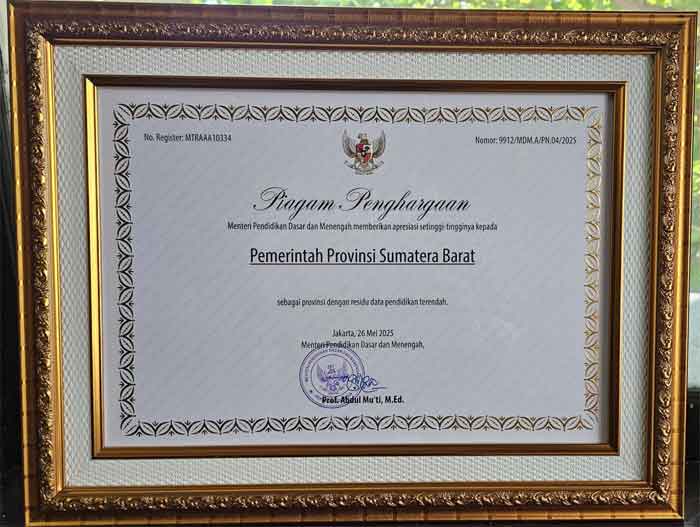 Sumbar Raih Penghargaan Nasional sebagai Provinsi dengan Residu Data Pendidikan Terendah 2 Piagam Penghargaan sebagai Provinsi dengan Residu Data Pendidikan Terendah