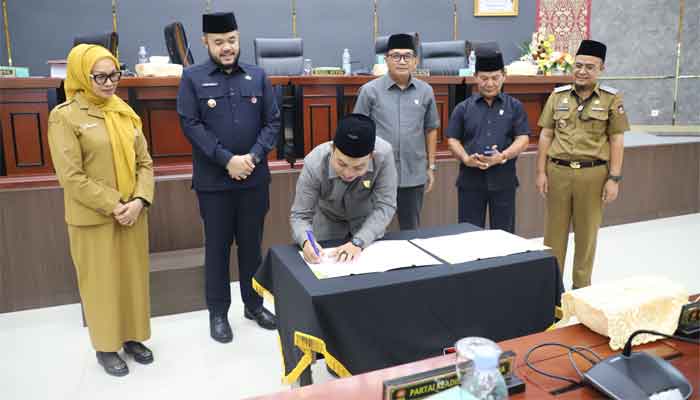 Wako Fadly Amran Sampaikan RAPBD Perubahan TA 2025 ke DPRD Kota Padang 3 Wako Fadly Amran Sampaikan RAPBD Perubahan TA 2025 ke DPRD Kota Padang
