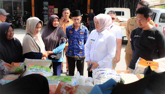 Wakil Bupati Bintan Tinjau Pasar Murah di Tanjunguban, Jaga Stabilitas Harga Jelang Idul Adha 3 Wakil Bupati Bintan Tinjau Pasar Murah di Tanjunguban