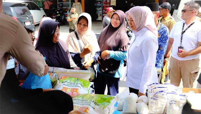 Wakil Bupati Bintan Tinjau Pasar Murah di Tanjunguban, Jaga Stabilitas Harga Jelang Idul Adha 4 Wakil Bupati Bintan Tinjau Pasar Murah di Tanjunguban