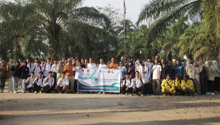 Hari Lingkungan Hidup Sedunia 2025, Wabup Sijunjung Ajak Mahasiswa UNP Aksi Bersih-bersih 2 Peringatan Hari Lingkungan Hidup Sedunia 2025di Kabupaten Sijunjung