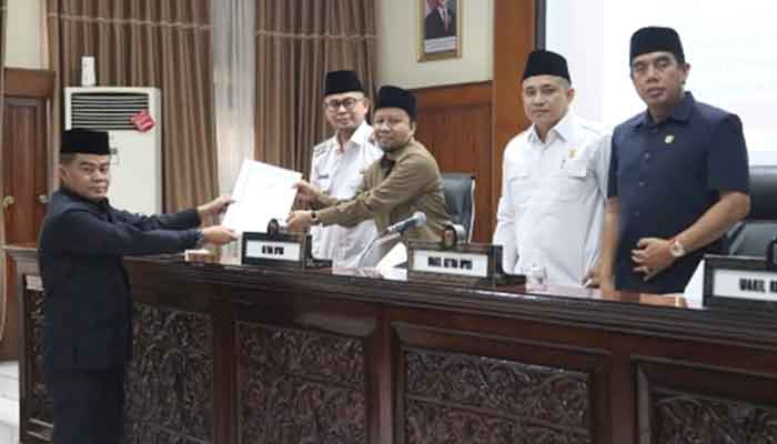 DPRD Kota Bukittinggi Gelar Rapat Paripurna Tiga Hari Berturut-turut, Ini yang Dibahas 2 Juru bicara Fraksi Karya Kebangsaan, Amrizal serahkan pandangan umum terkait Pertanggungjawaban Pelaksanaan APBD TA 2024, Rabu 11 Juni 2025.