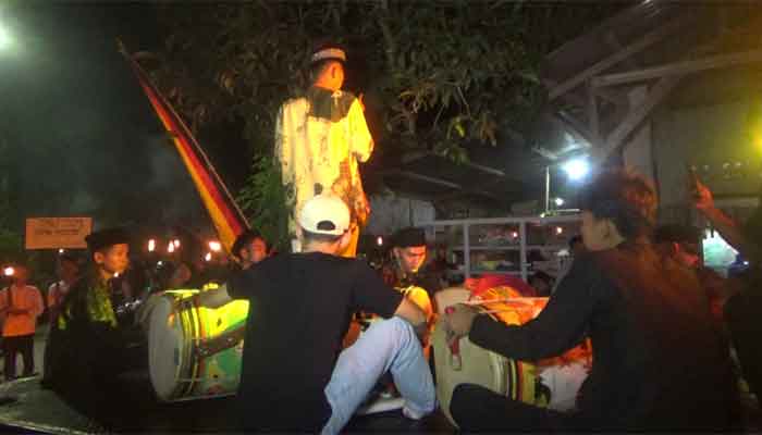 Tabuh Tasa berkumandang dengan iringan ribuan peserta pawai obor di daerah Nagari Sikabau
