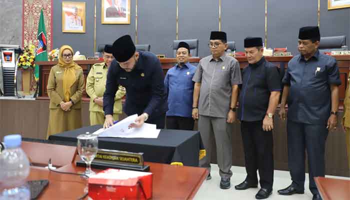 DPRD Padang Tetapkan RPJMD 2025-2029, Wako: Menuju Kota Pintar dan Sehat 4 Wali Kota Padang, Fadly Amran menandatangani penetapan RPJMD 2025-2029