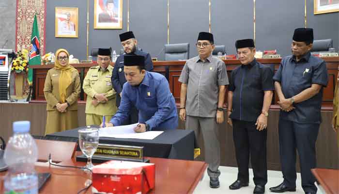 DPRD Padang Tetapkan RPJMD 2025-2029, Wako: Menuju Kota Pintar dan Sehat 3 Ketua DPRD Padang, Muharlion menandatangani penetapan RPJMD 2025-2029