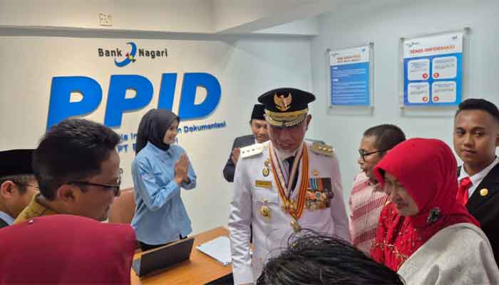 Dorong Keterbukaan Informasi Publik di BUMD, Gubernur Sumbar Resmikan Ruang PPID Bank Nagari 2 Gubernur Sumbar Resmikan Ruang PPID Bank Nagari