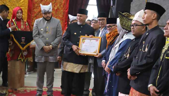 Penyematan pin emas kepada 10 tokoh masyarakat