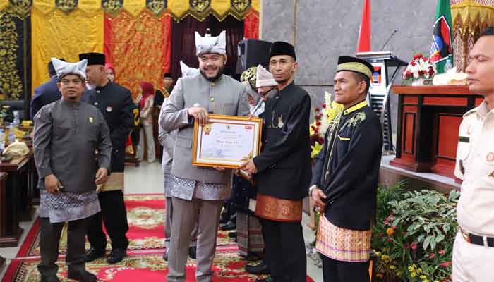 Penyematan pin emas kepada 10 tokoh masyarakat