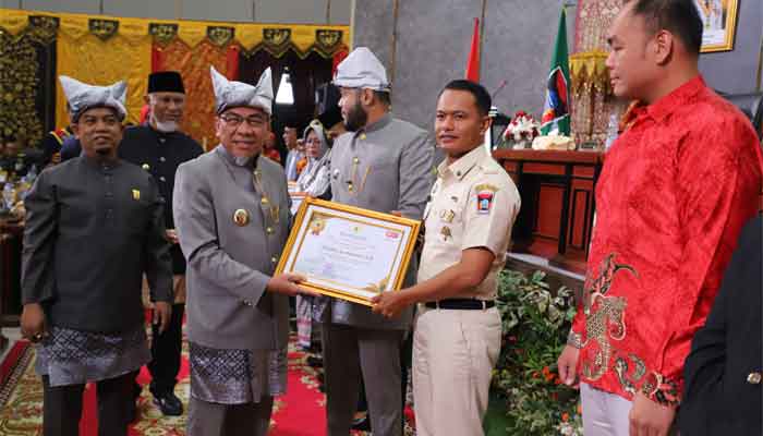Penyematan pin emas kepada 10 tokoh masyarakat