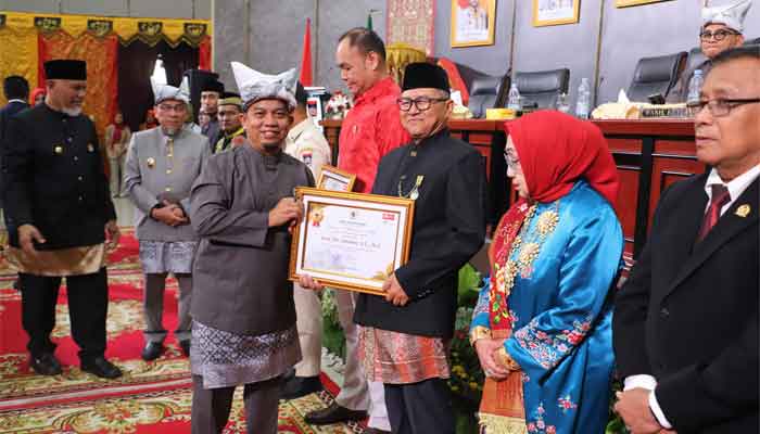 Penyematan pin emas kepada 10 tokoh masyarakat