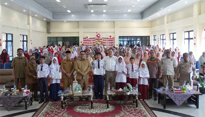 Senator Irman Gusman Serahkan Bantuan PIP untuk 156 Siswa Padang Panjang 2 Bantuan PIP untuk 156 Siswa Padang Panjang