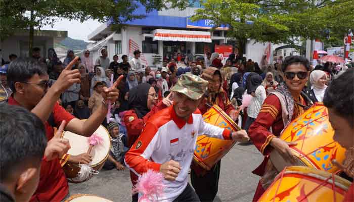 Pawai Alegoris HUT RI ke-80 di Padang Panjang Hadirkan Perpaduan Seni dan Budaya 2 Wawako Padang Panjang, Allex Saputra membaur bersama warga dalam Pawai Alegoris HUT RI ke-80