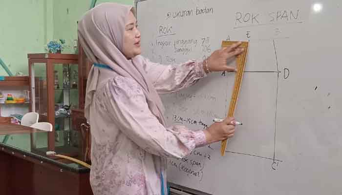 Ketua DPRD Kota Sawahlunto, Susi Haryati menjadi instruktur kelas menjahit program inklusi sosial di Perpustakaan Umum Adinegoro