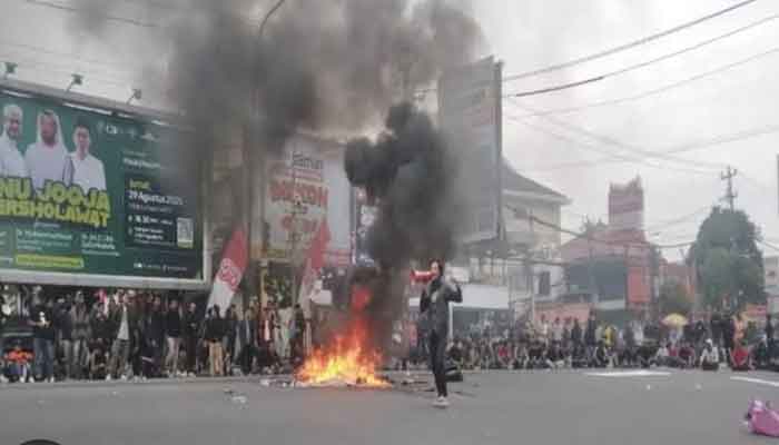 Aksi Demonstrasi di Medan, Komponen Masyarakat Bersama Mahasiswa Ajukan 7 Tuntutan Ini 2 Massa bakar ban di Jalan Pelangi simpang Jalan Sisingamangaraja Medan