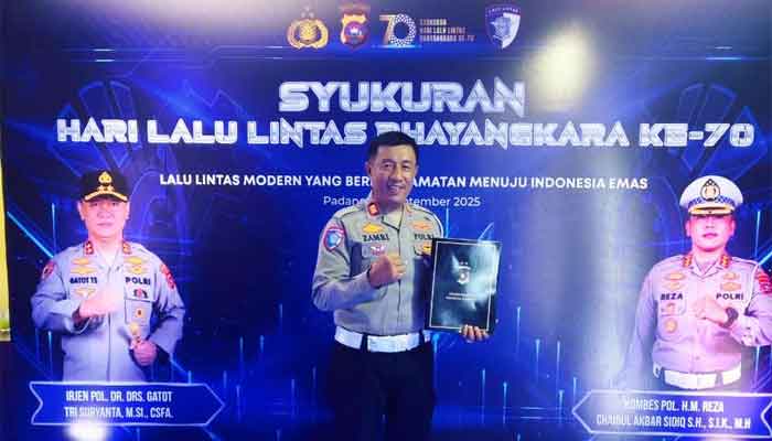Polres Dharmasraya Raih 4 Juara di HUT Satlantas ke-70 serta Penghargaan Khusus dari Kapolda Sumbar 2 Polres Dharmasraya Raih 4 Juara di HUT Satlantas ke-70
