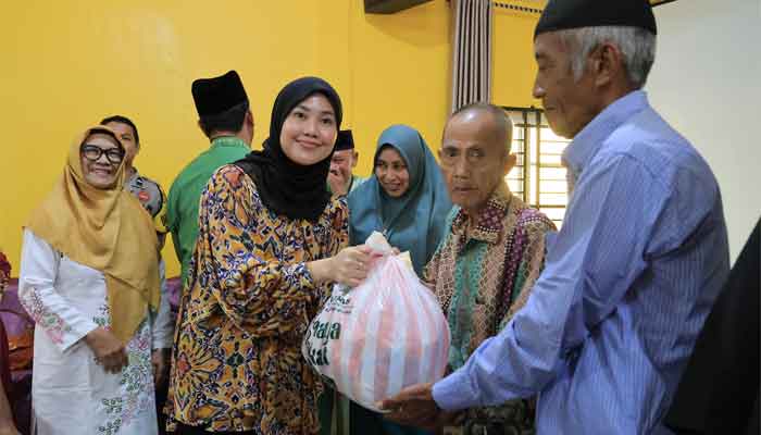 TP PKK Bintan dan BAZNAS Bagikan 5.849 Paket Manfaat kepada Para Mustahik 2 TP PKK Bintan dan BAZNAS Bagikan Paket Manfaat , di Aula Kantor Camat Gunung Kijang
