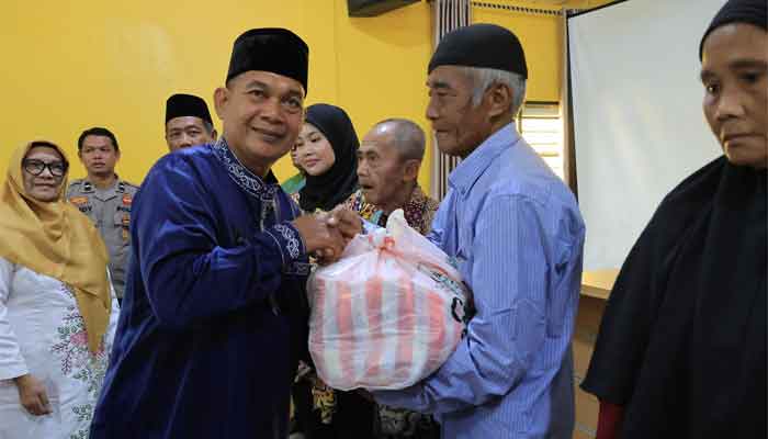 TP PKK Bintan dan BAZNAS Bagikan 5.849 Paket Manfaat kepada Para Mustahik 3 TP PKK Bintan dan BAZNAS Bagikan Paket Manfaat , di Aula Kantor Camat Gunung Kijang