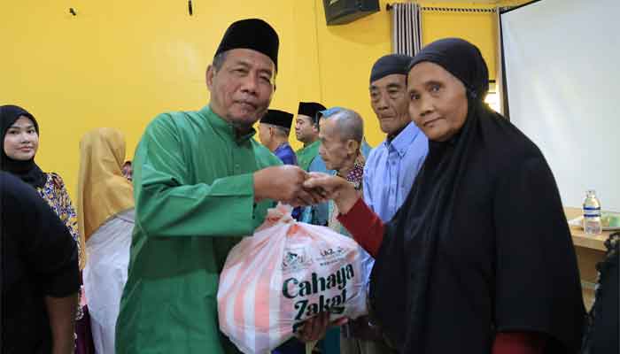 TP PKK Bintan dan BAZNAS Bagikan 5.849 Paket Manfaat kepada Para Mustahik 4 TP PKK Bintan dan BAZNAS Bagikan Paket Manfaat , di Aula Kantor Camat Gunung Kijang
