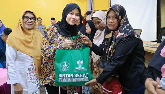 TP PKK Bintan dan BAZNAS Bagikan 5.849 Paket Manfaat kepada Para Mustahik 5 TP PKK Bintan dan BAZNAS Bagikan Paket Manfaat , di Aula Kantor Camat Gunung Kijang