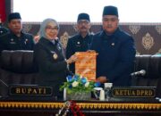 Bupati Ayu Asalasiyah menghadiri Rapat Paripurna DPRD Way Kanan, dengan agenda Pengesahan Rancangan KUA dan PPAS Tahun Anggaran 2026 dan Penyampaian Ranperda tentang APBD Tahun Anggaran 2026