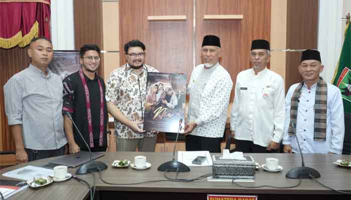 Gubernur Sumbar, Mahyeldi menerima audiensi dari Production House Smaradana Pro, tim kreatif film “Nia, Gadis Minang Penjual Gorengan”