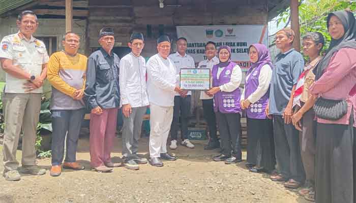 Ketua TP-PKK Solok Selatan Salurkan Bantuan Rumah Layak Huni dan Biaya Pendidikan di Dua Kecamatan 2 Ketua TP-PKK Solok Selatan, Ny. Erniati salurkan Bantuan Rumah Layak Huni dan Biaya Pendidikan